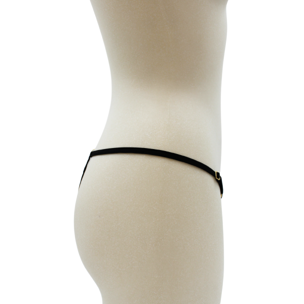 String noir en dentelle avec bijou et chaîne dorée 